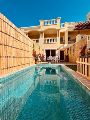 Western Townhouse with private swimming pool